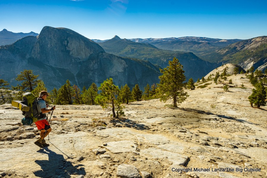 Un mochilero haciendo senderismo por Indian Ridge, con vistas a Half Dome, en el Parque Nacional Yosemite.