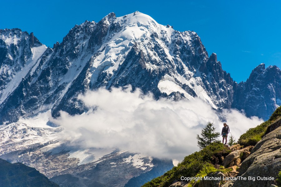 Un excursionista en un sendero con vistas al macizo del Mont Blanc en Suiza.