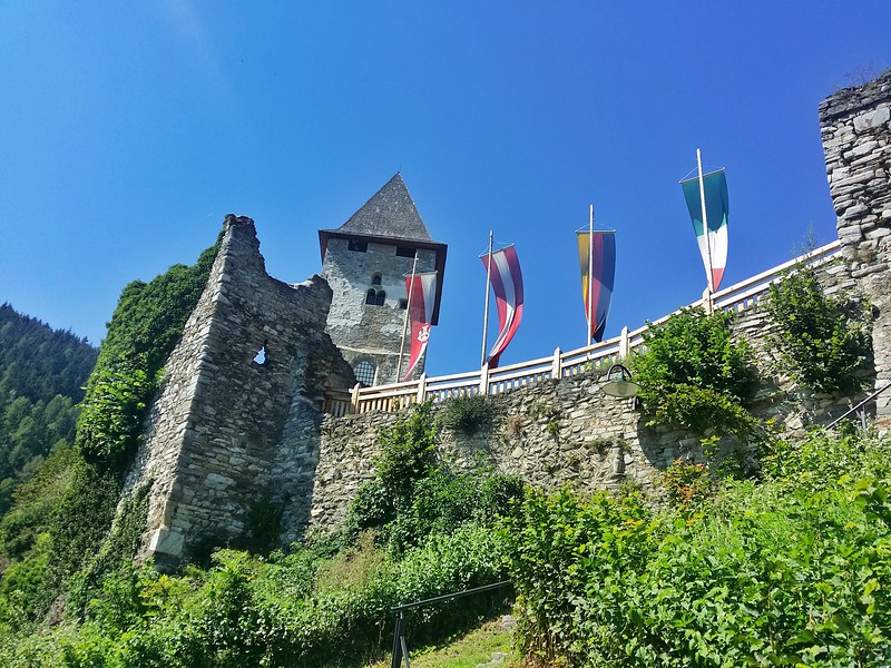 Las ruinas de la muralla y el castillo de Petersberg se asientan sobre una montaña que domina la ciudad medieval de Friesach. 