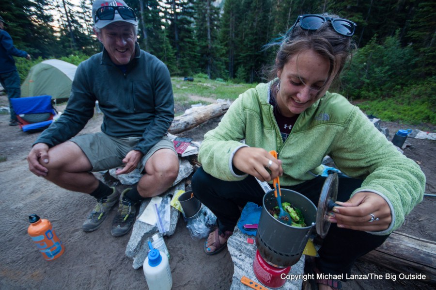 Mochileros cocinando en el interior del Glacier Peak Wilderness, Washington.