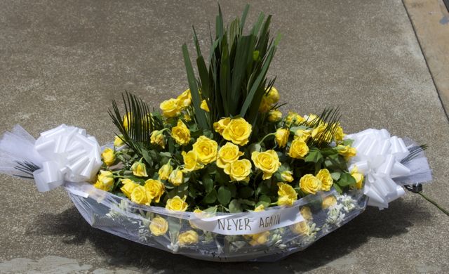 Flores dejadas en memoria de un ser querido en el Kigali Memorial Genocide Center