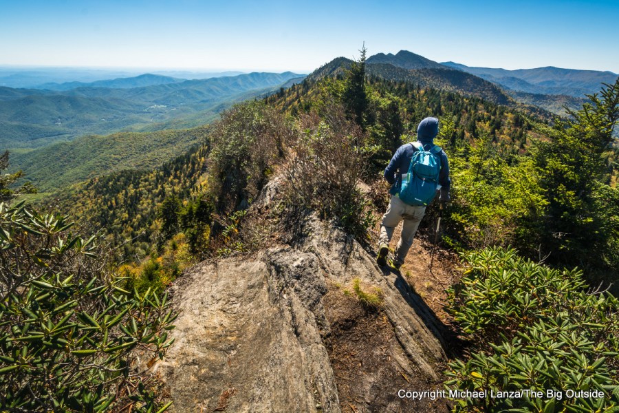 Un excursionista en el Black Mountain Crest Trail hasta el monte Mitchell de Carolina del Norte.