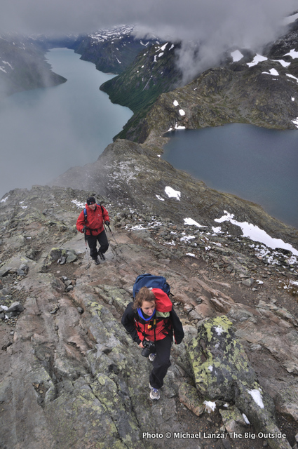 Excursionistas en Besseggen Ridge en el Parque Nacional Jotunheimen de Noruega.