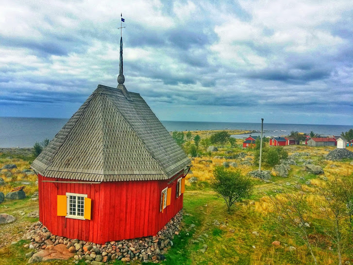 Vistas de la isla de Maakalla y la casa parroquial más pequeña de Finlandia.