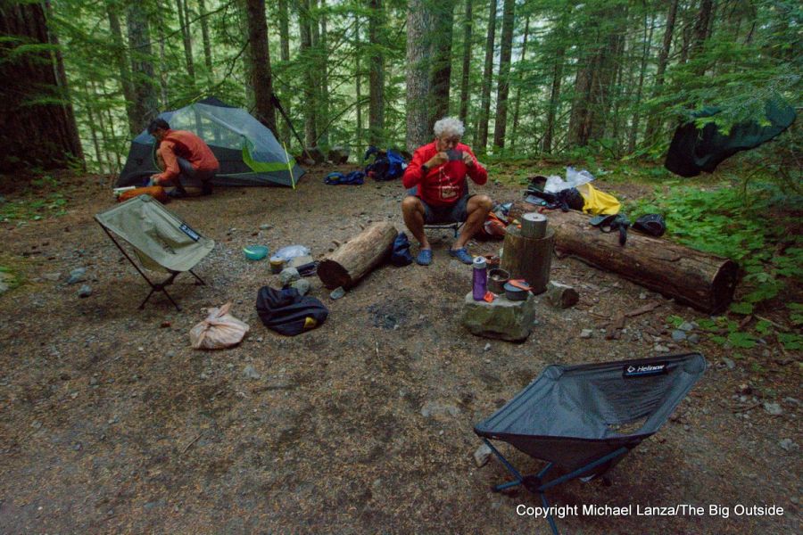 Mochileros en el campamento North Puyallup en Wonderland Trail, Parque Nacional Monte Rainier.