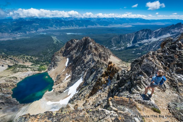 Un excursionista cerca de la cima del pico Thompson de 10,751 pies, el pico más alto de las montañas Sawtooth de Idaho.
