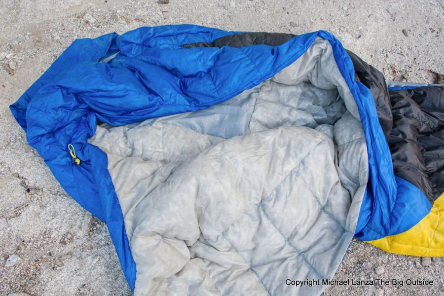 El saco de dormir Sierra Designs Cloud 800 de 35 grados.