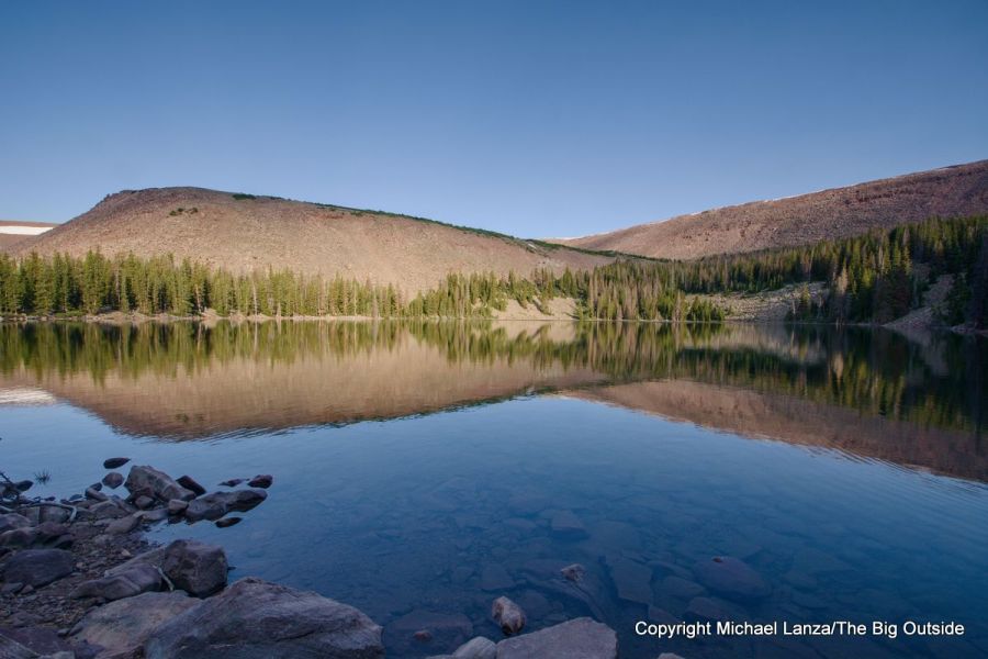 Mañana en el lago de la cuarta cadena en el desierto de Uintas alto de Utah.