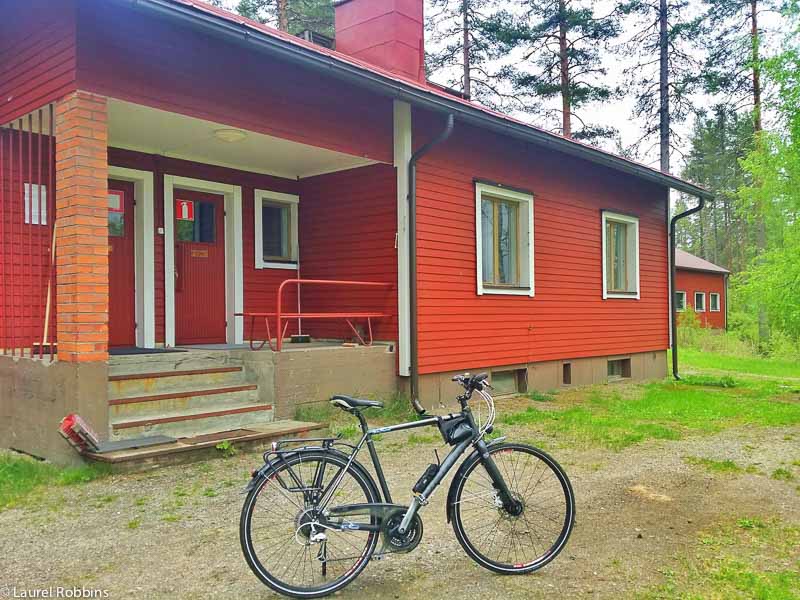 puedes quedarte en una cabaña finlandesa, mientras recorres el sendero del Telón de Acero