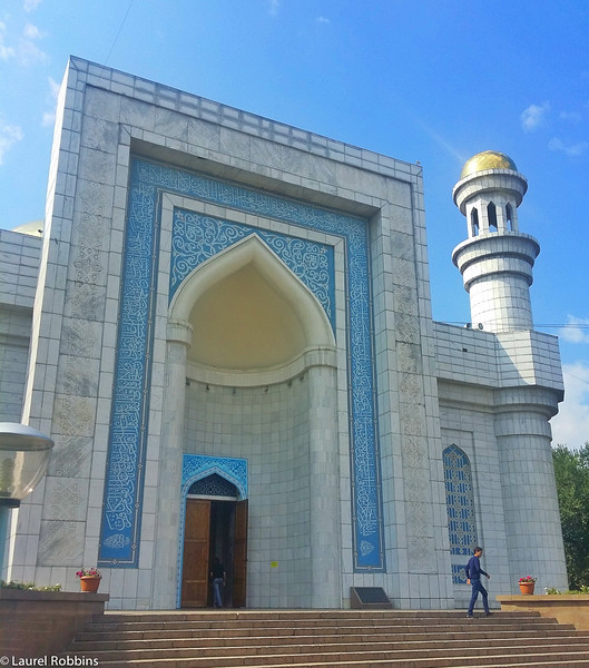 La Mezquita Central de Almaty Kazajstán.  Es el más grande de los 40+ que se encuentran en la ciudad.