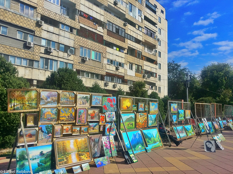 Obras de arte a lo largo de la calle Zhybek-Zholy (ruta de la seda) en Almaty, Kazajstán