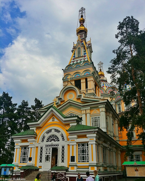 La catedral de Zenkov es el segundo edificio de madera más alto del mundo.  Se encuentra en Almaty Kazajstán.