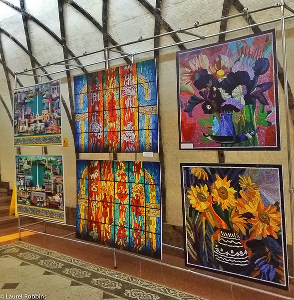 Las estaciones de metro en Almaty Kazajstán se llaman "Palacios para el Pueblo" y lleno de obras de arte para que todos disfruten.