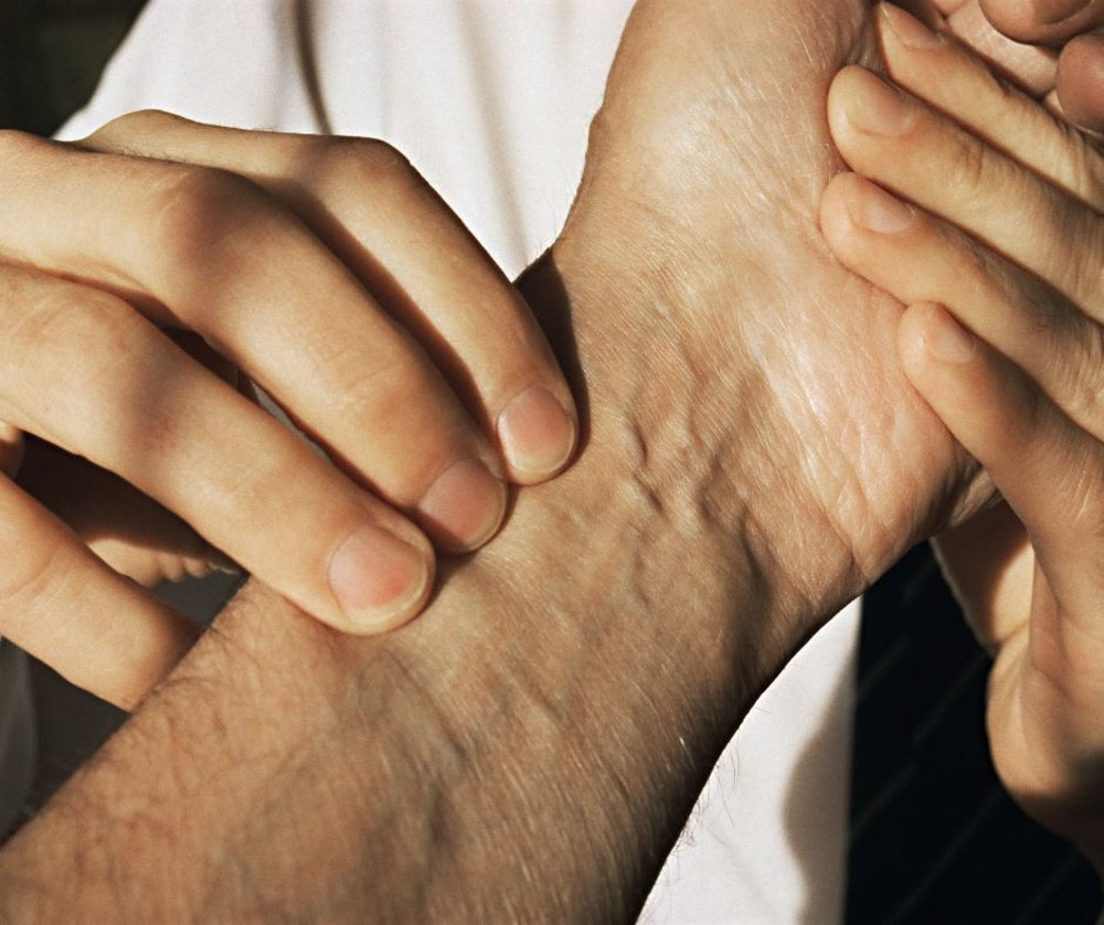Tomar el pulso es una forma en que los médicos ayuréticos pueden diagnosticar dolencias.