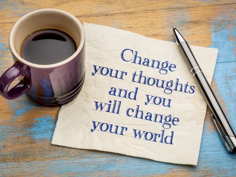 escribiendo en una servilleta cambia tus pensamientos y cambiaras tu mundo
