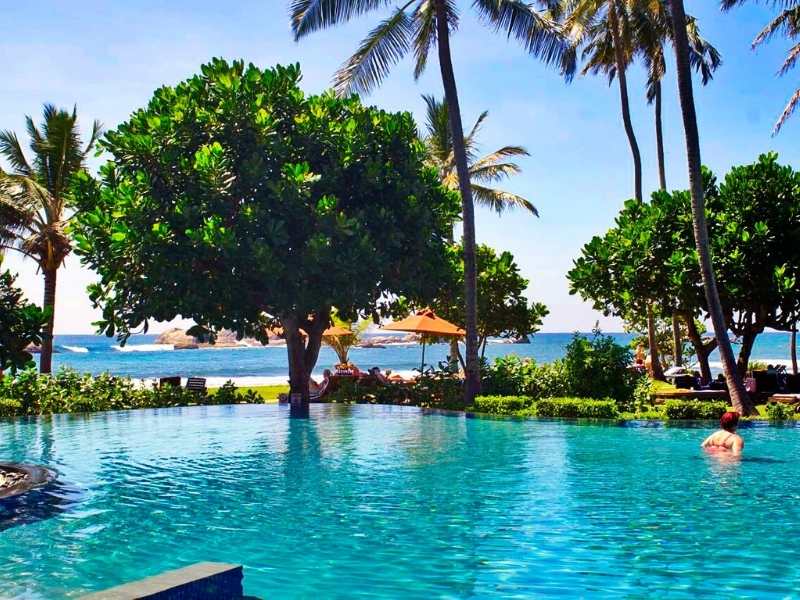 piscina en un hotel Cinnamon en Sri Lanka