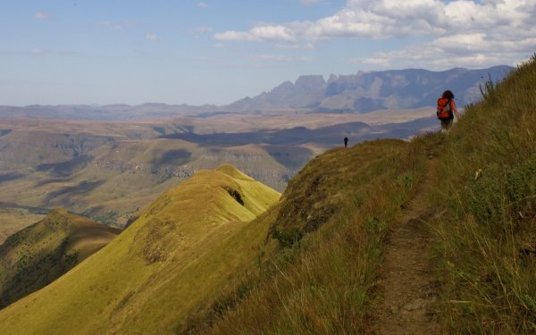 Caminante en el camino a Orange Peel Gap en las montañas Drakensberg Sudáfrica
