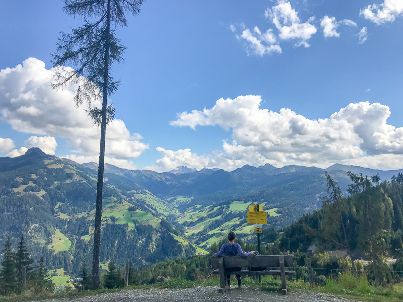 Caminante relajándose y disfrutando de las vistas de Grossarl, Austria
