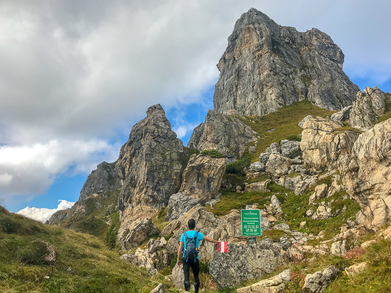 Caminante acercándose al pico de la montaña Shuhflicker en Grossarl, Austria.