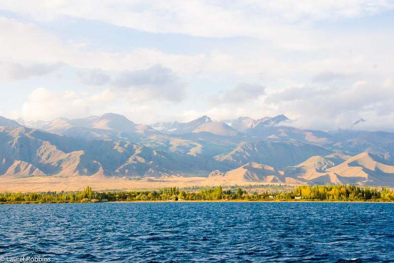 Consejo de viaje: haga un crucero por el lago Issyk-Kul, el lago más grande de Kirguistán