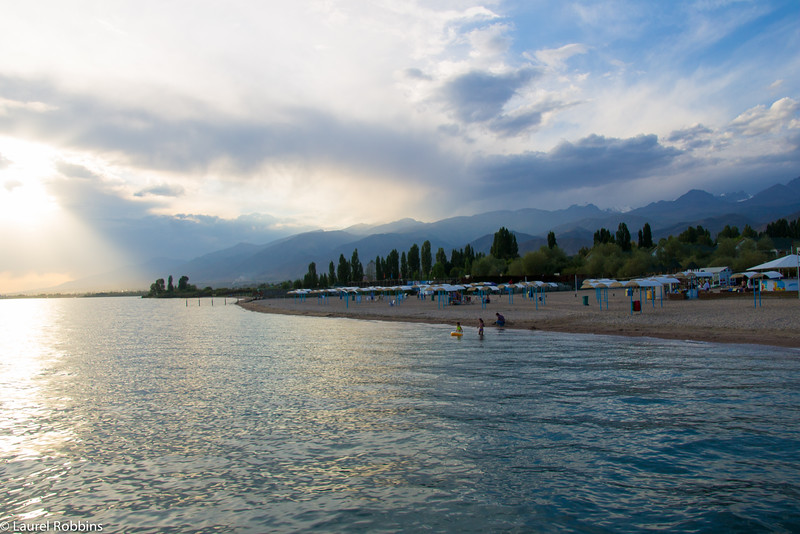 El lago Issyk-Kul es uno de los aspectos más destacados de viajar a Kirguistán en Asia Central.