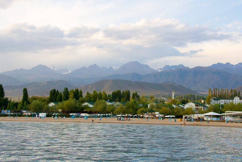 Lago Issyk-Kul con sus playas y montañas como telón de fondo en Kirguistán 
