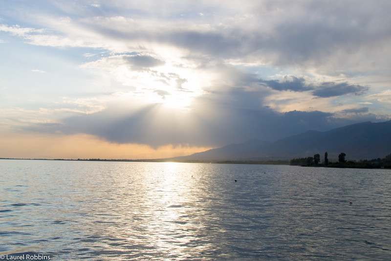 Puesta de sol sobre el lago Issyk-Kul en Kirguistán. 