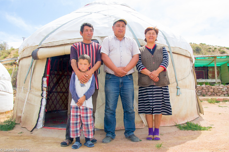 Los viajeros pueden dormir en un campamento de yurtas dirigido por familias locales a través de un proyecto de turismo comunitario en Krygyzstan 