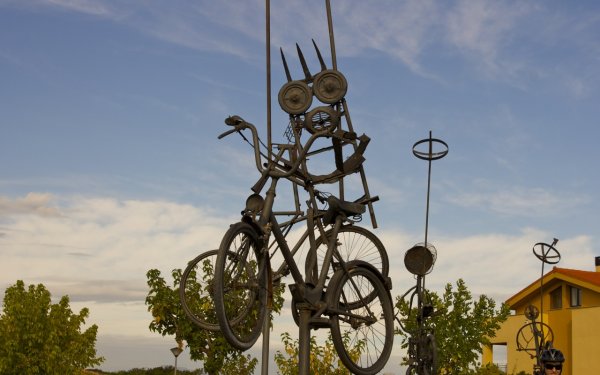 turismo responsable-escultura realizada por adolescentes en la Costa Brava, España