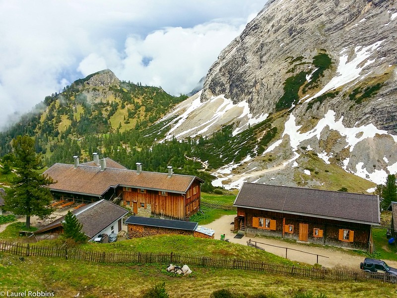 Alojarnos en este refugio de montaña en Baviera, Alemania, nos costó 40 € para 2 personas, lo que nos ayudó a viajar más los fines de semana por un costo relativamente bajo.