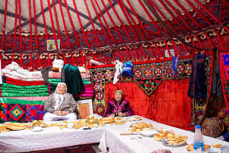La hospitalidad kirguisa es insuperable.  Los lugareños me invitaron a su yurta.