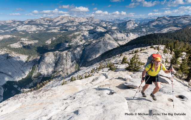 Todd Arndt de mochilero sobre Clouds Rest en el Parque Nacional Yosemite.