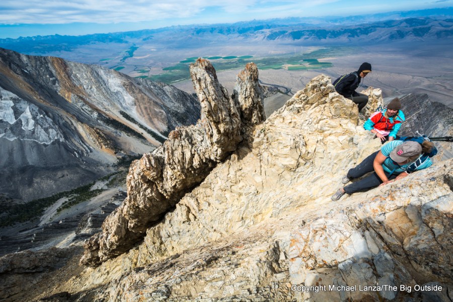Un excursionista escalando Chickenout Ridge en el Borah Peak de 12,662 pies de Idaho.