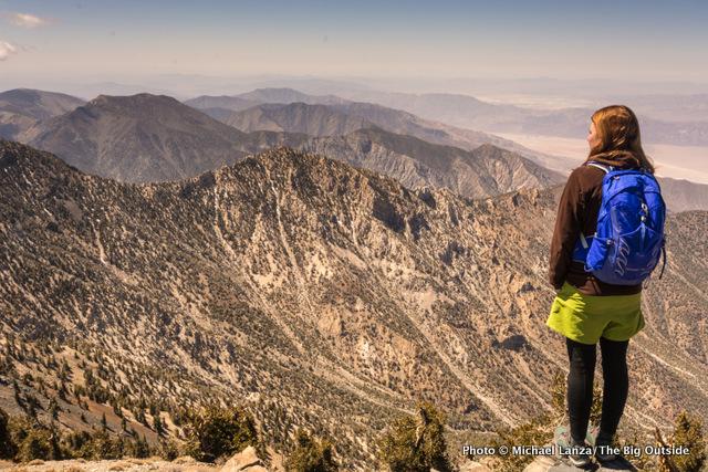 Rosie Mansfield en la cima del Telescope Peak, Parque Nacional Death Valley.