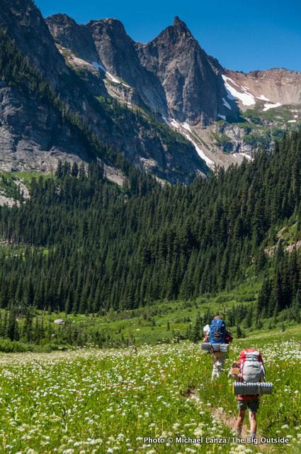 Mis hijos de mochileros por Spider Meadow, Glacier Peak Wilderness, Washington.