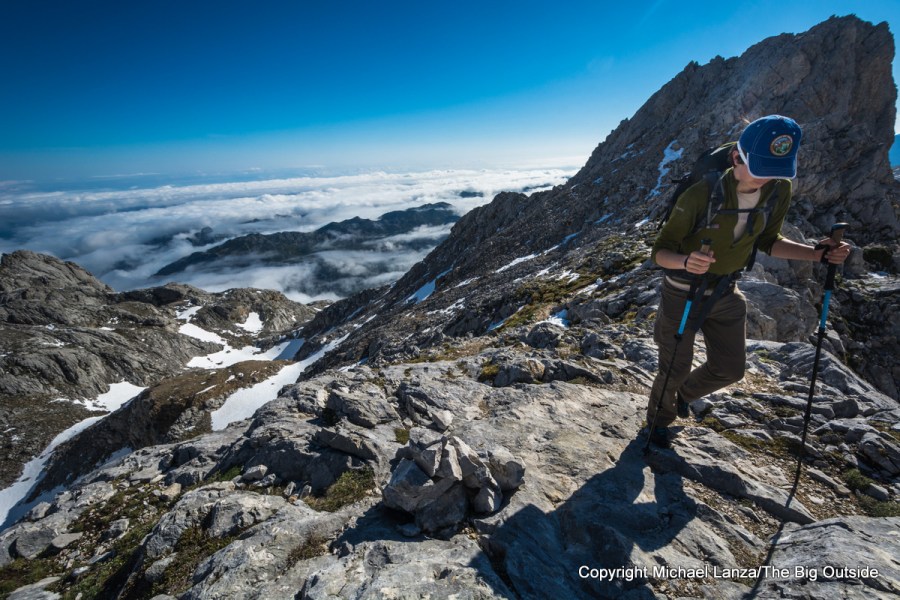 Un excursionista en el Parque Nacional de los Picos de Europa en España.