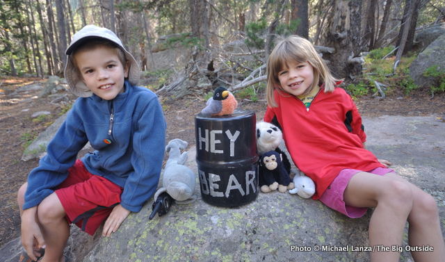 Niños en edad escolar en un campamento en Wild Basin, en un viaje de mochileros en el Parque Nacional de las Montañas Rocosas.