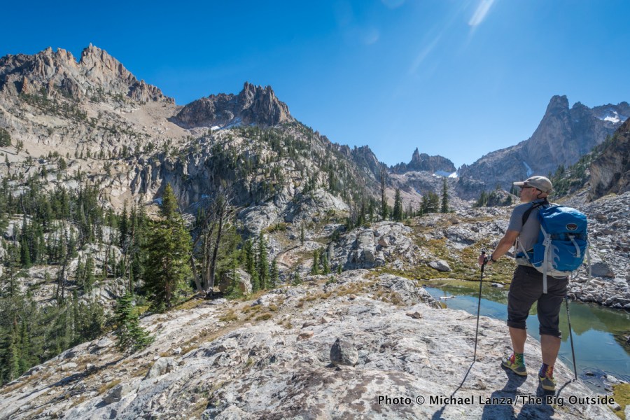 Un excursionista en las montañas Sawtooth de Idaho.