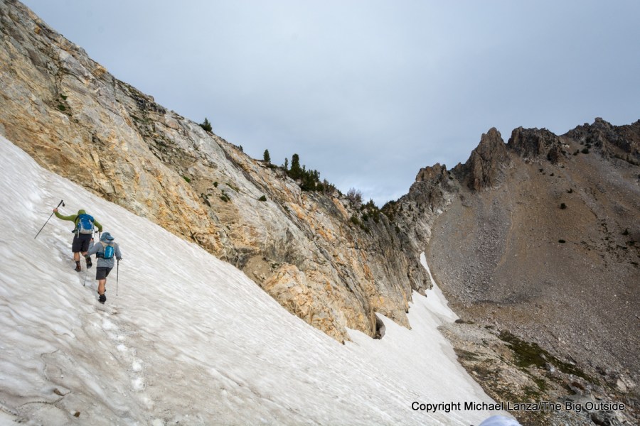 Excursionistas que ascienden por la nieve empinada en las montañas Sawtooth de Idaho.