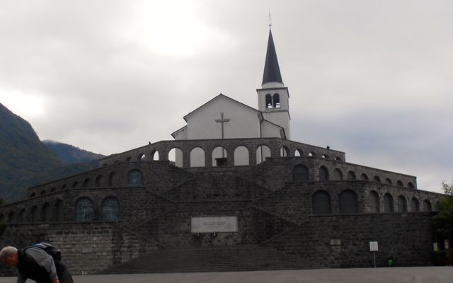 Osario italiano y la iglesia de San Antonio: el lugar de descanso de más de 7000 soldados italianos de la Primera Guerra Mundial.