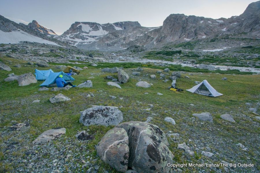 Un campamento en el valle debajo del glaciar Bull Lake en la ruta alta de Wind River.