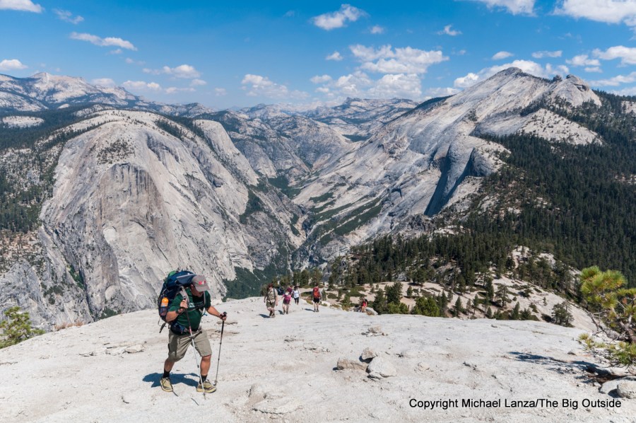 Un mochilero recorriendo el Half Dome Trail en el Parque Nacional Yosemite. 