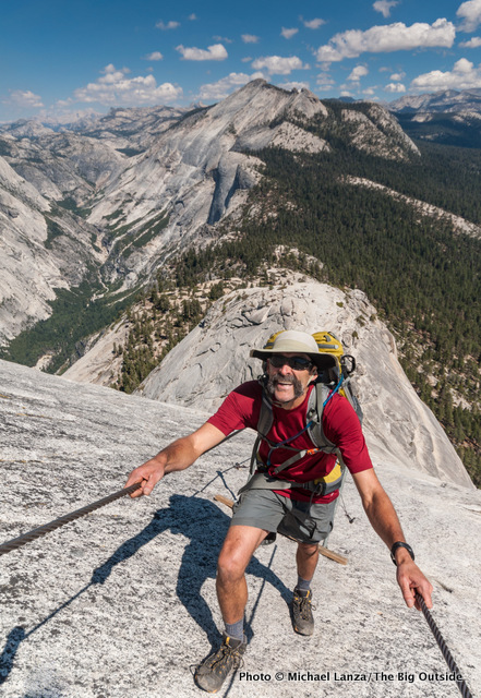 Un excursionista en la ruta de cable de Half Dome en el Parque Nacional Yosemite.