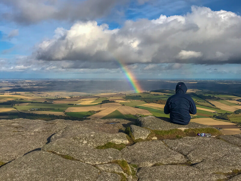 si tienes suerte, puedes ver un arcoíris desde la cima de Oxen Craig en Bennanchie