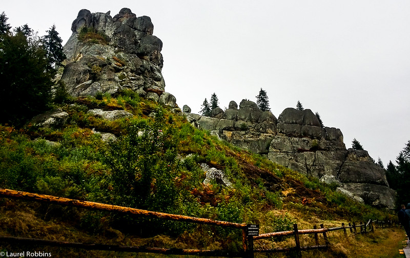 La Fortaleza de Tustan en Ucrania fue una de las únicas fortalezas en Europa que se construyó sobre rocas en lugar de una base tradicional. 