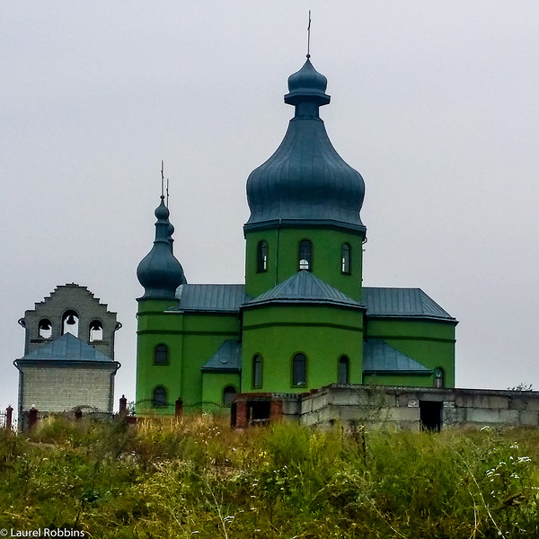 Es común ver muchas iglesias en los pueblos de los Cárpatos en Ucrania.