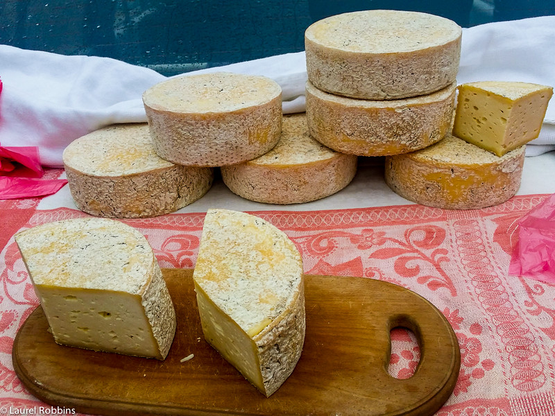 Este queso Novosalytskji fue hecho a mano por un local ucraniano en los Cárpatos, ¡y estaba delicioso!