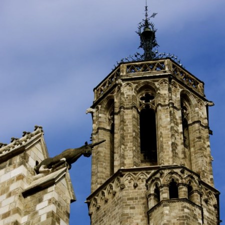 Extrañas figuras que bordean el muro de la catedral en el Barrio Gótico de Barcelona