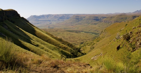 Obtienes una gran vista de los acantilados de arenisca que forman las montañas Drakensberg mientras vas de excursión a Orange Peel Gap en Sudáfrica