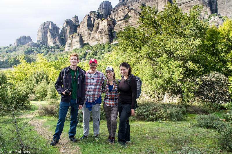 Nuestro grupo de excursionistas deleitándose con el fenómeno geológico que hace que Meteora, Grecia, sea tan famosa. 